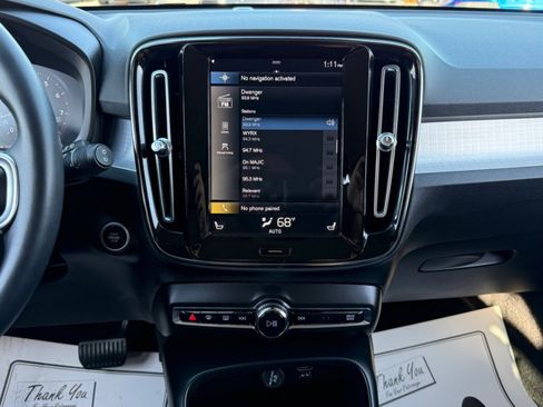 Used 2022 Volvo XC40 T5 Momentum image 22