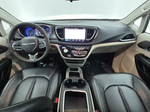 Used 2023 Chrysler Pacifica Touring-L FWD image 19