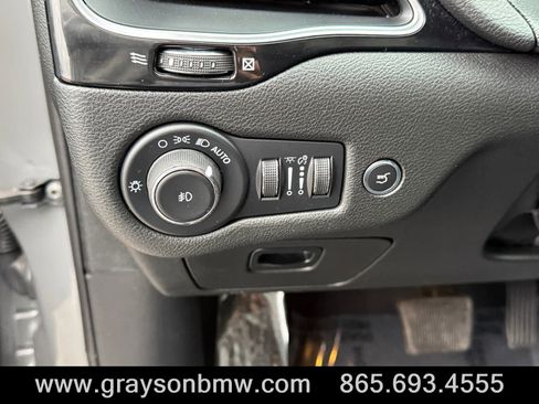 Used 2023 Jeep Cherokee Altitude Lux image 30