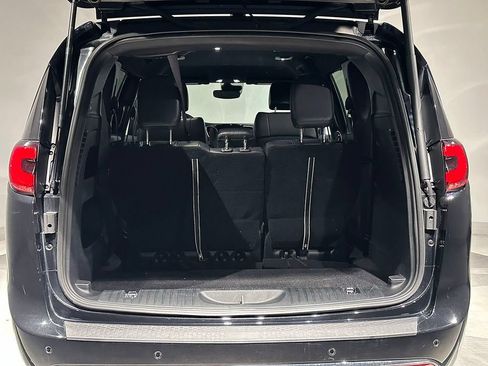 Used 2025 Chrysler Pacifica Select FWD image 8