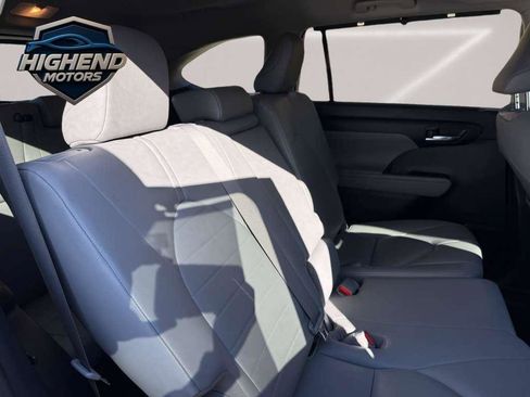 Used 2020 Toyota Highlander XLE image 22