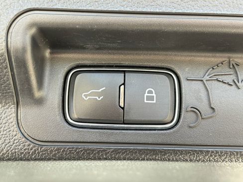 Used 2022 Ford Explorer XLT w/ Equipment Group 202A image 4