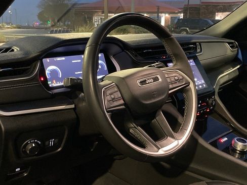 Used 2023 Jeep Grand Cherokee L Laredo image 9