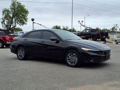 Used 2025 Hyundai Elantra Hybrid FWD image 24