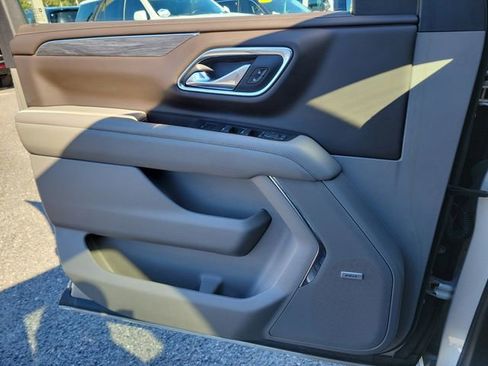 Used 2023 GMC Yukon SLT w/ SLT Luxury Package image 22