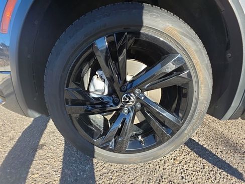 Certified 2024 Volkswagen Tiguan SE R-Line image 24