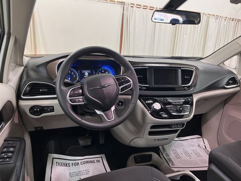 Used 2022 Chrysler Voyager LX image 13