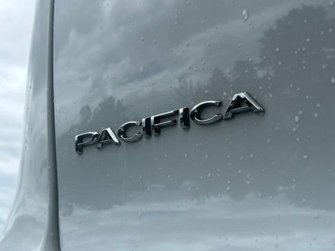 Used 2021 Chrysler Pacifica Touring FWD image 15