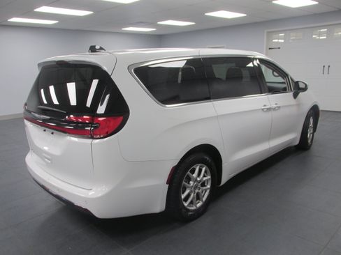 Used 2023 Chrysler Pacifica Touring-L FWD image 4