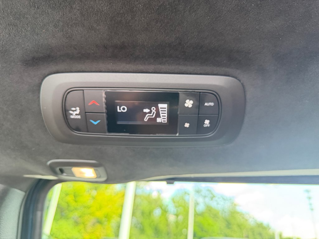 Used 2025 Chrysler Pacifica Pinnacle w/ Trailer Tow Group FWD image 19