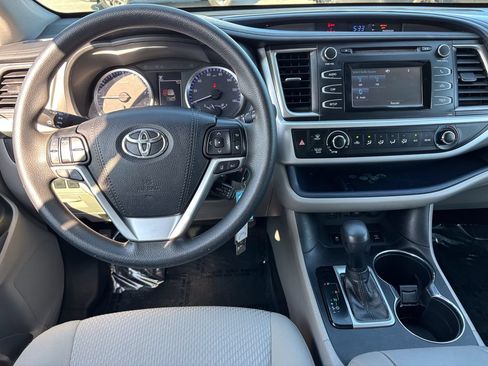 Used 2019 Toyota Highlander LE AWD/4WD image 18