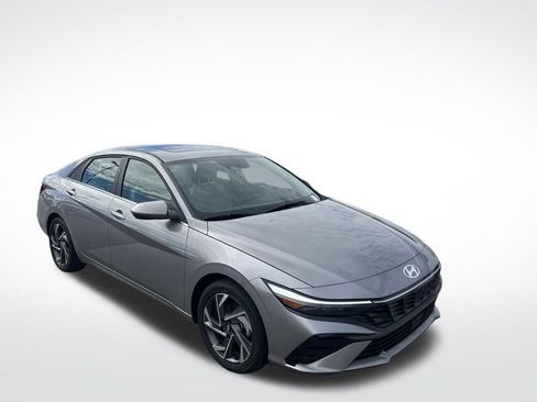Used 2025 Hyundai Elantra Limited FWD image 3