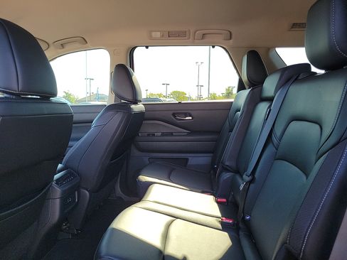 Used 2023 Nissan Pathfinder SL image 11