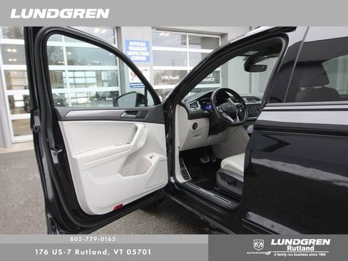 Used 2022 Volkswagen Tiguan SE R-Line image 11