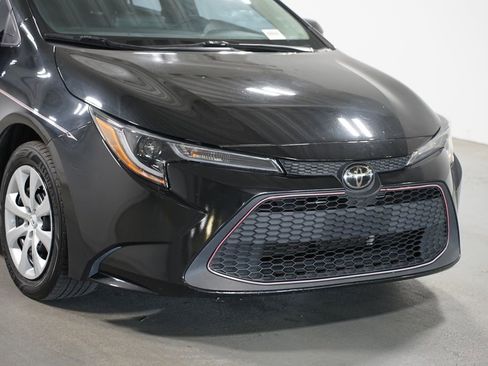 Used 2022 Toyota Corolla LE image 4