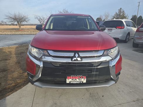 Used 2018 Mitsubishi Outlander SE image 2