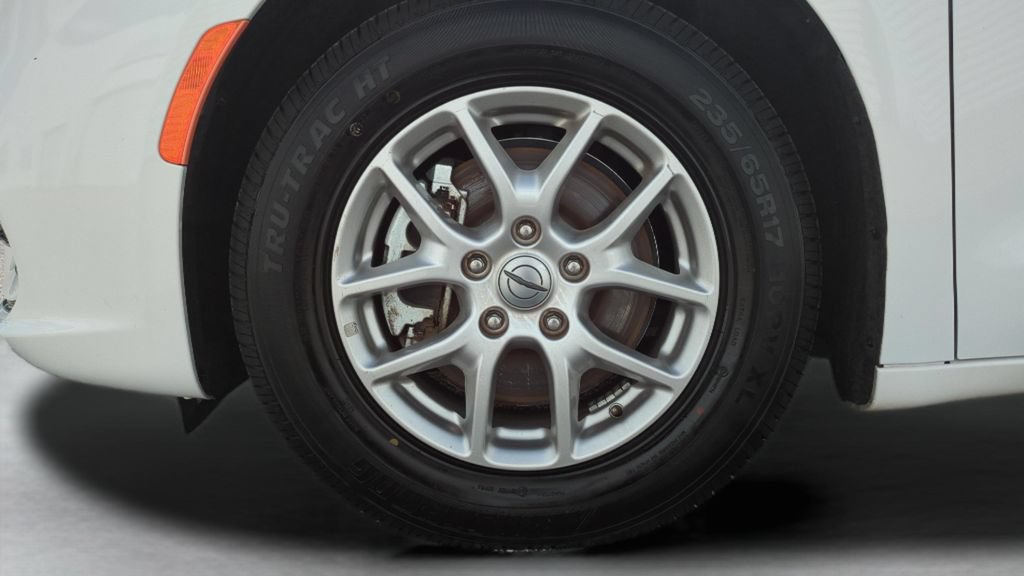 Used 2024 Chrysler Pacifica Touring-L FWD image 25