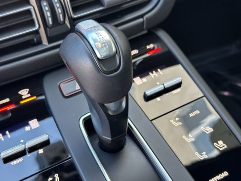 Certified 2025 Porsche Macan image 25