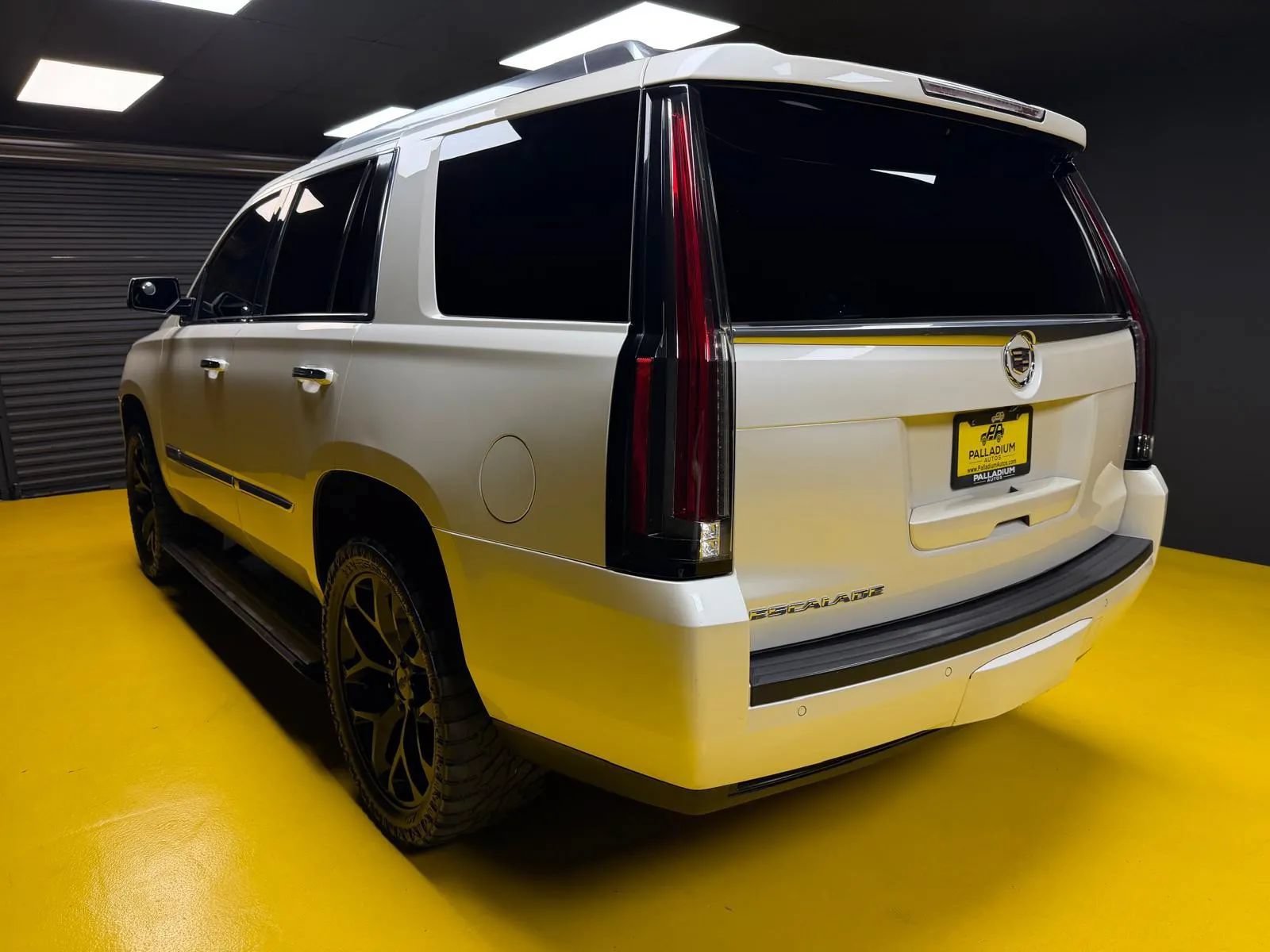 Used 2015 Cadillac Escalade Premium AWD/4WD image 4