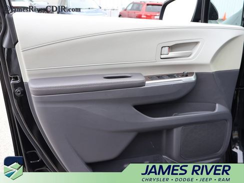 Used 2024 Toyota Sienna LE FWD image 19