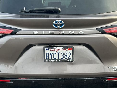 Used 2021 Toyota Sienna Platinum image 16