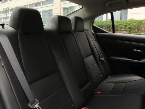 Used 2023 Nissan Sentra SR w/ SR Premium Package FWD image 22