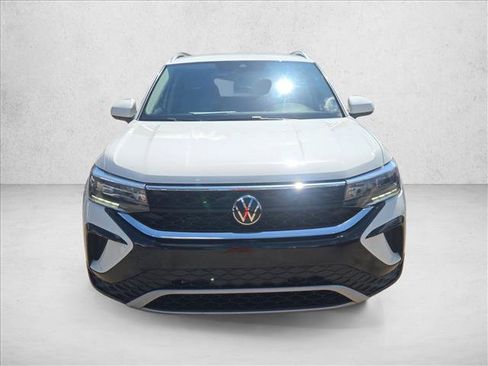 Used 2024 Volkswagen Taos SE FWD image 2