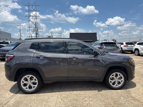 Used 2024 Jeep Compass Latitude w/ Convenience Group AWD/4WD image 10