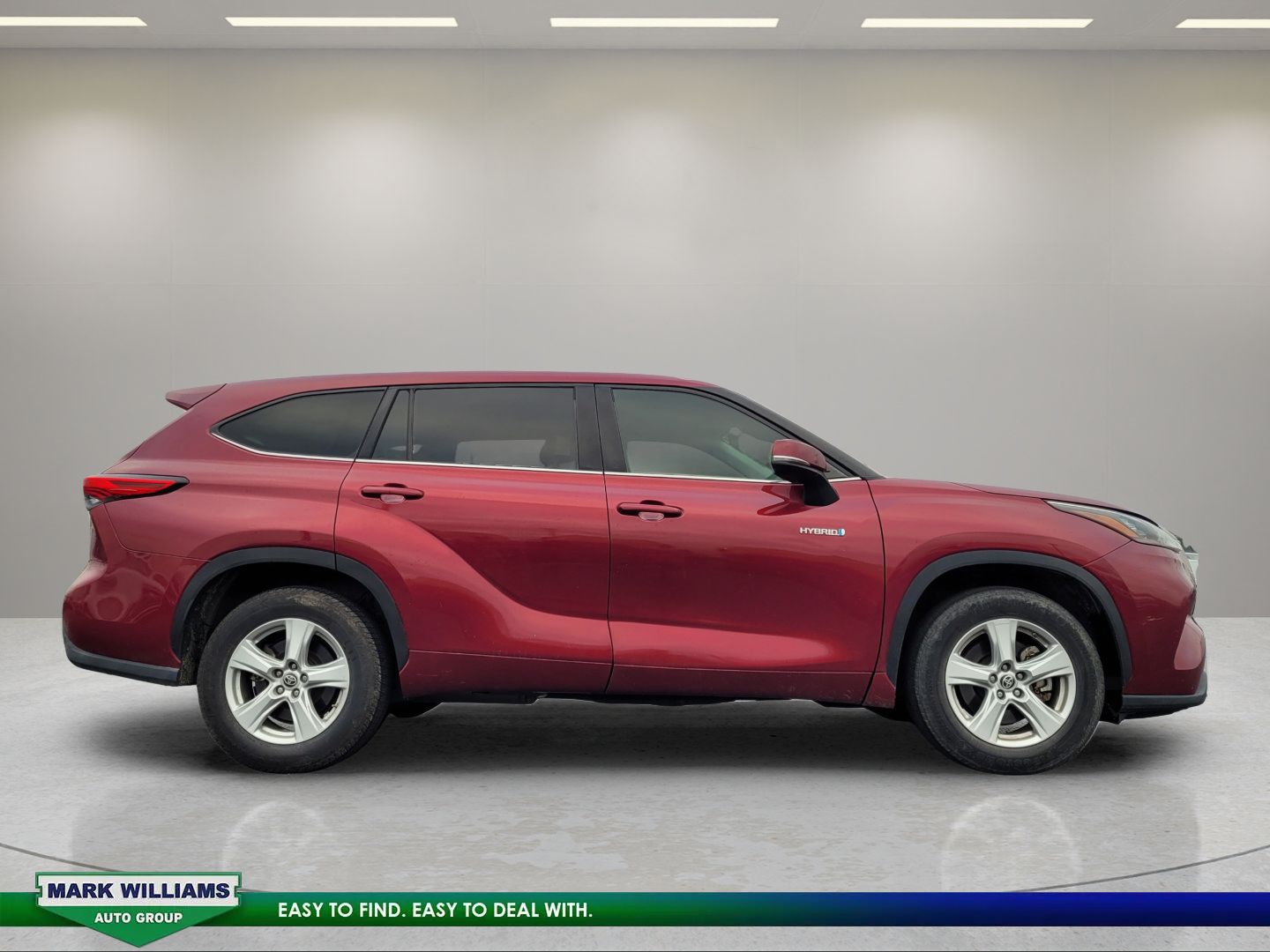 Used 2020 Toyota Highlander LE FWD image 2