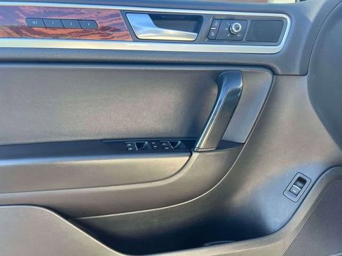 Used 2011 Volkswagen Touareg VR6 image 14