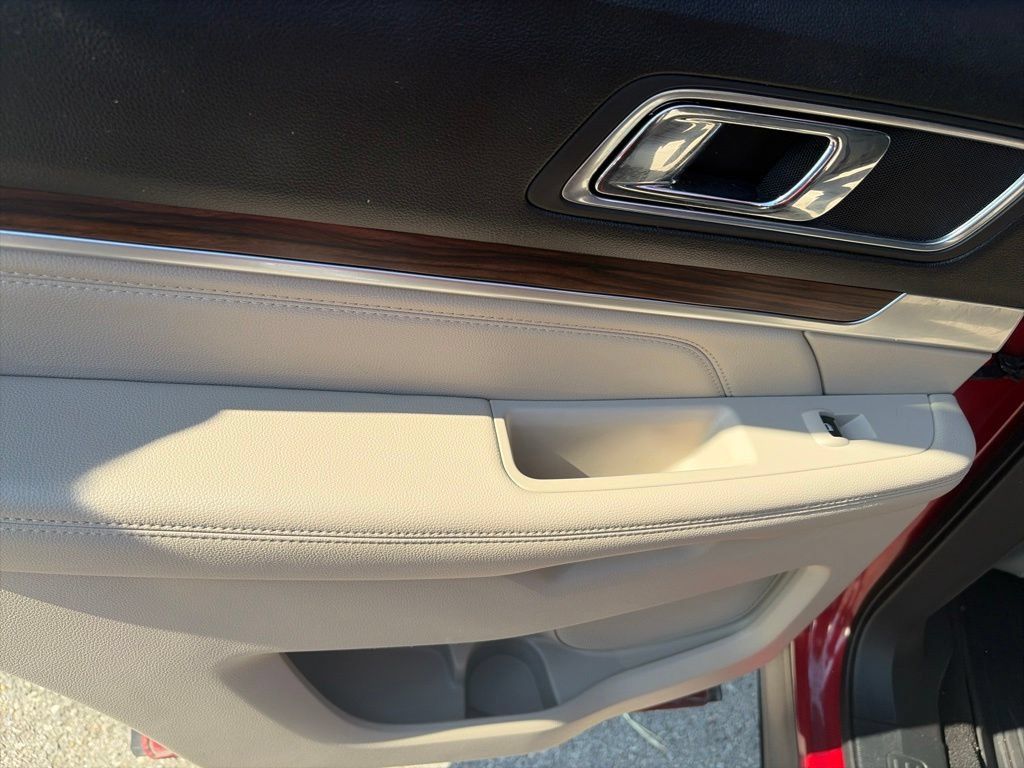 Used 2018 Ford Explorer Limited w/ Equipment Group 301A FWD image 11