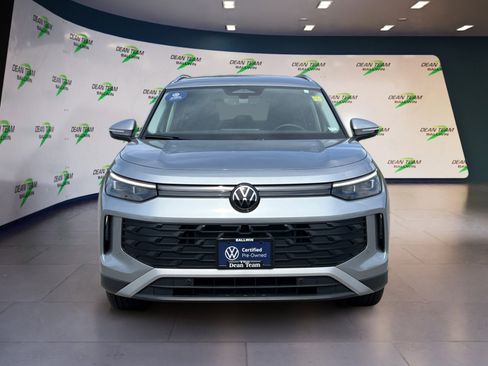 Certified 2025 Volkswagen Tiguan SE image 2