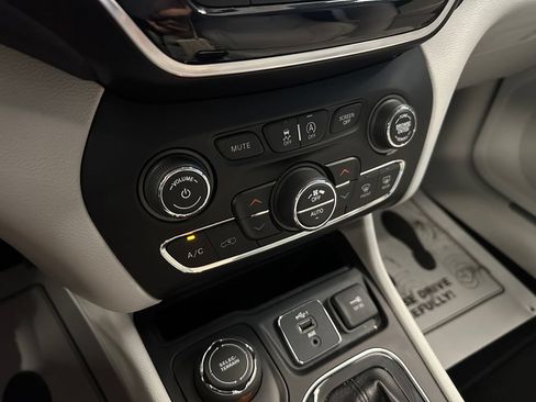 Used 2020 Jeep Cherokee Limited w/ Technology Group AWD/4WD image 14