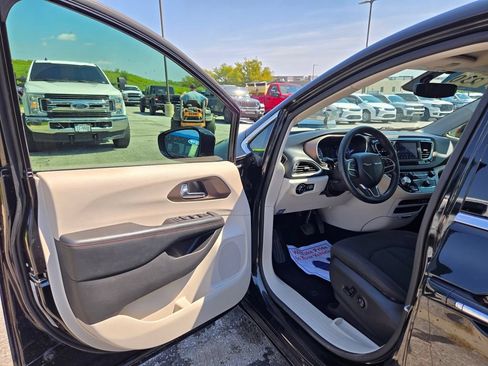Used 2019 Chrysler Pacifica Touring Plus FWD image 11