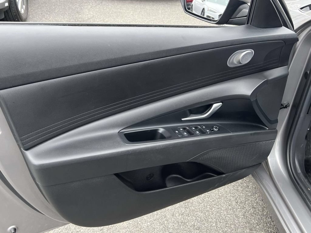 Used 2023 Hyundai Elantra SEL w/ Preferred Accessory Package FWD image 16