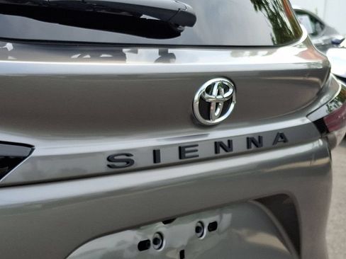 Used 2026 Toyota Sienna XLE FWD image 32