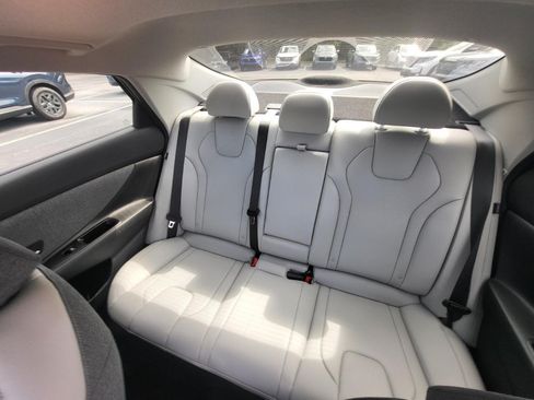 Used 2025 Hyundai Elantra Limited FWD image 13