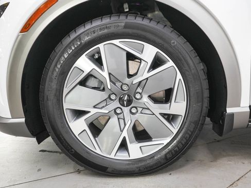 Used 2025 Genesis GV60 Advanced AWD/4WD image 31