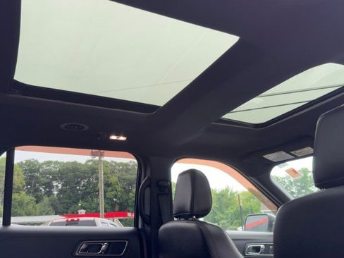 Used 2019 Ford Explorer XLT w/ XLT Sport Appearance Package AWD/4WD image 17