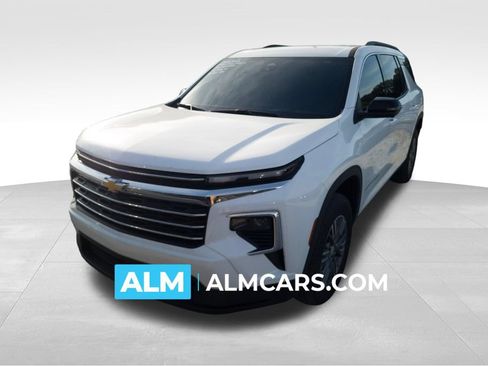 Used 2025 Chevrolet Traverse LT w/ Driver Confidence Package FWD image 1
