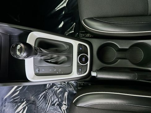 Used 2022 Hyundai Venue Limited w/ Cargo Package image 22