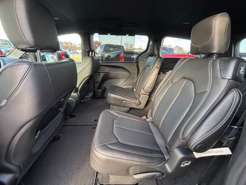 New 2026 Chrysler Pacifica Select image 15