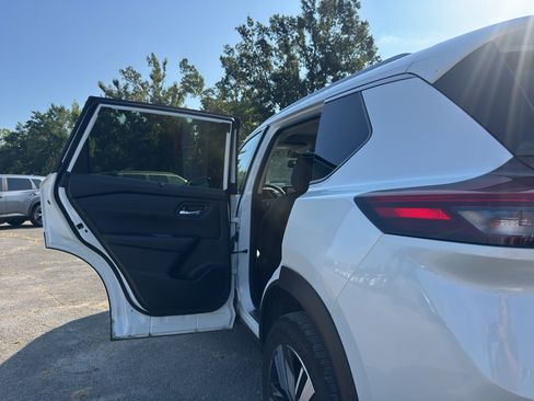 Used 2025 Nissan Rogue SL w/ SL Premium Package FWD image 18