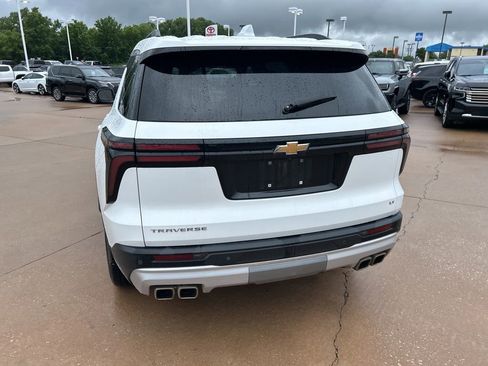 Used 2024 Chevrolet Traverse LT w/ Trailering Package FWD image 4