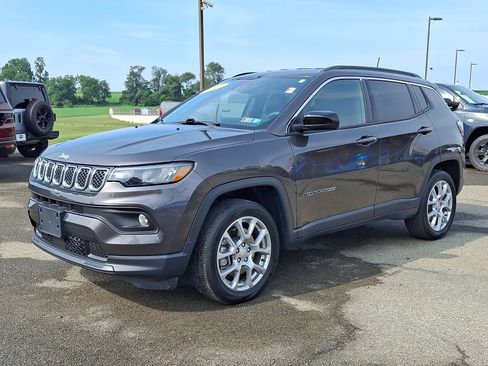 Used 2024 Jeep Compass Latitude AWD/4WD image 3