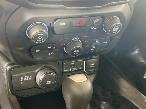 Used 2022 Jeep Renegade Latitude w/ Convenience Group AWD/4WD image 16
