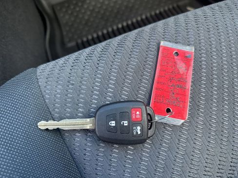 Used 2017 Toyota Camry LE FWD image 30