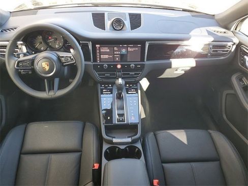 Used 2025 Porsche Macan image 31