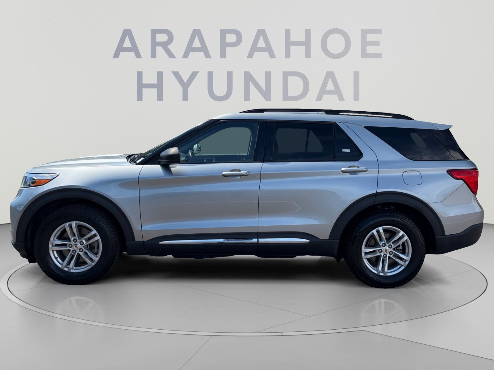 Used 2022 Ford Explorer XLT w/ Equipment Group 202A AWD/4WD image 2