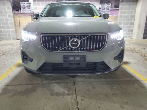 Used 2023 Volvo XC40 B5 Plus w/ Protection Package Premier AWD/4WD image 9